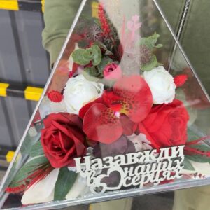 піраміда з червоною орхідеєю