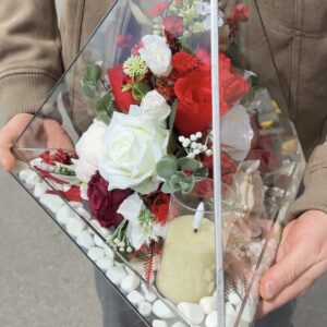 піраміда з червоними та білими трояндами