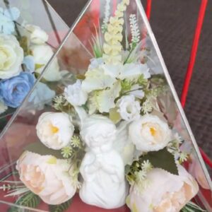 Піраміда з півоніями шампань