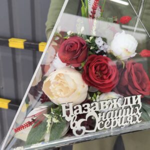 піраміда з півоніями та трояндою