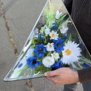 Піраміда з ромашками та волошками