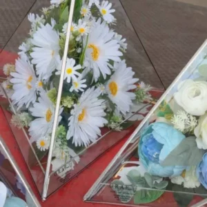 Піраміда з ромашками у склі