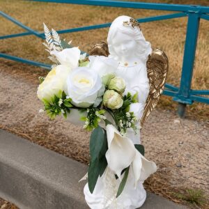 Куб скляний на італійському мармурі з янголом та білими квітами