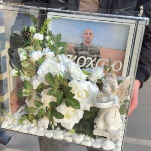 Куб скляний з білими кущовими трояндами янгеликом та фоторамкою купити