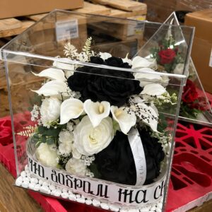 Куб скляний з чорними та білими квітами купити