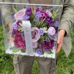 куб скляний з штучними квітами лавандового кольору купити