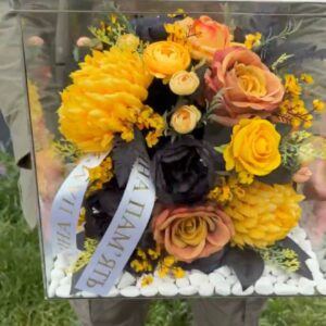 Куб скляний з штучними жовтими квітами та акцентною чорною півонією купити