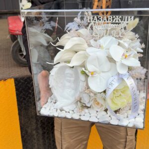 Куб скляний зі штучними білими калами та орхідеями купити на пам'ятник на могилу