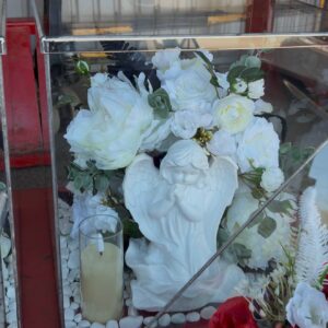 Куб скляний з кущовими трояндами білого кольору купити