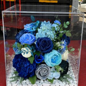 куб з синіми квітками трояндами купити