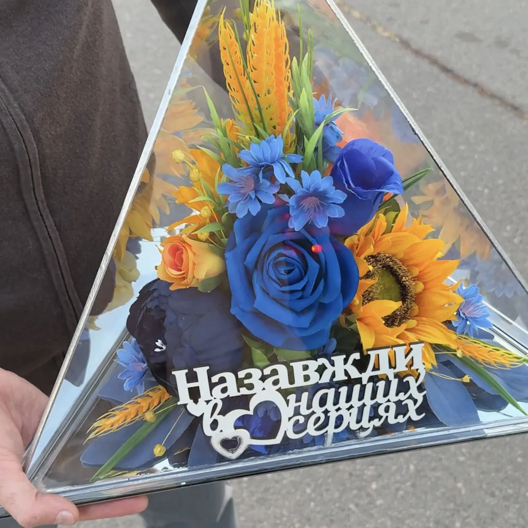 Квіти у склі на могилу Ужгород